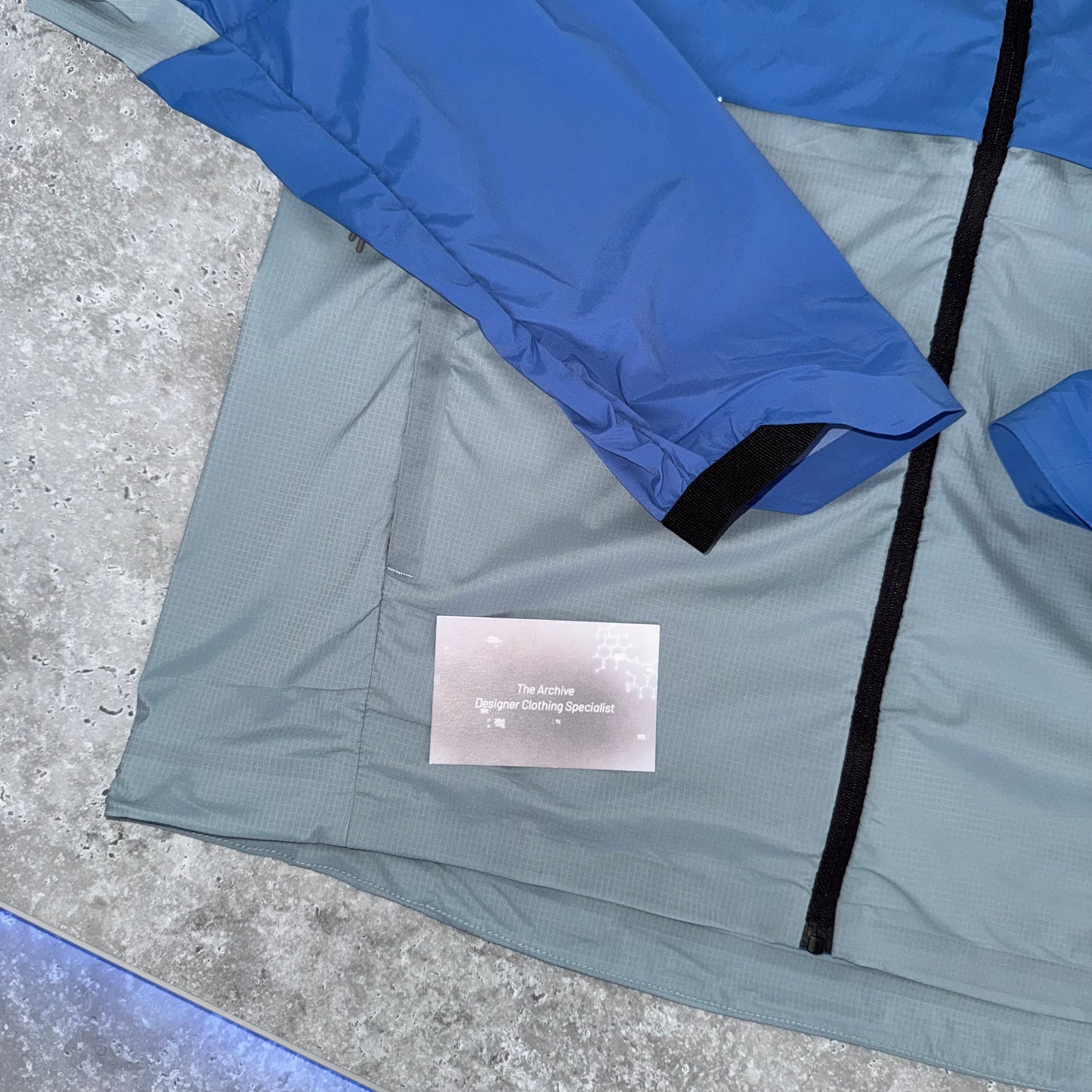 ON Running Blue Core Windbreaker